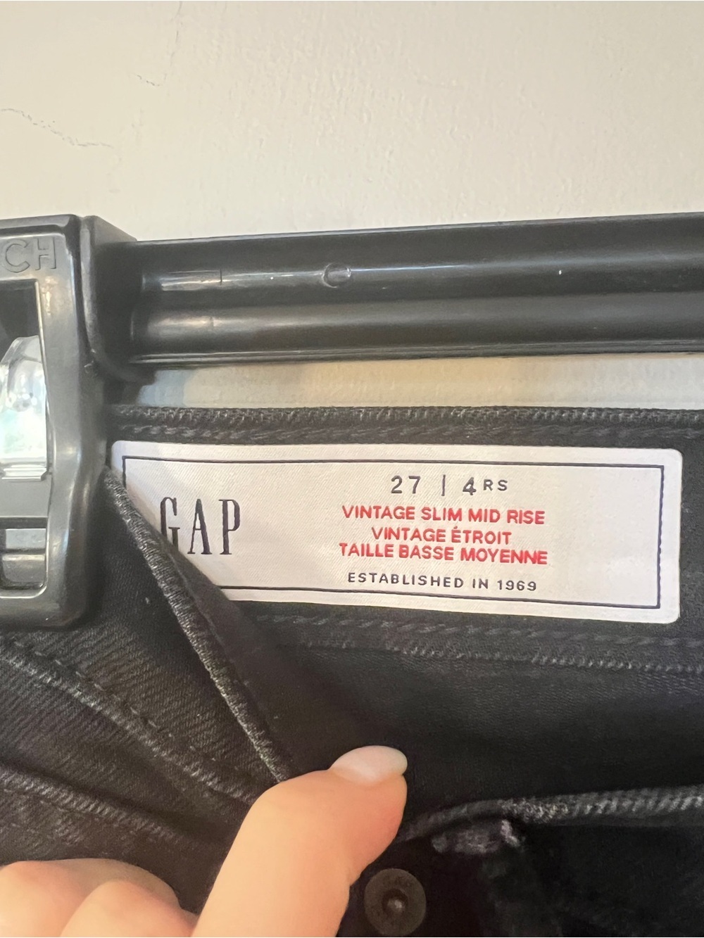 GAP Vintage Slim Mid Rise Black Jeans Raw Hem Size 27/4RS - Picture 3 of 7